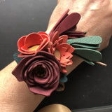 Collier Fleurs de cuir (Harmonie de Bordeaux, rouge, orange et vert) porté en bracelet