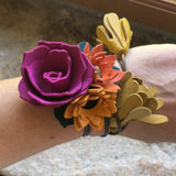 Collier Fleurs de cuir porté en bracelet