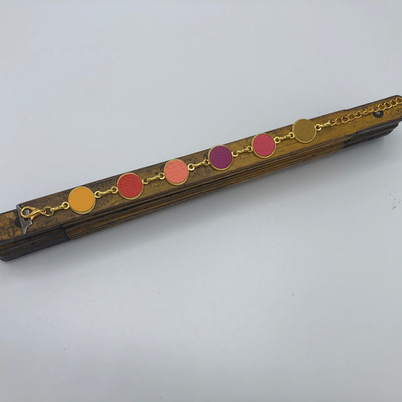 Bracelet réglable composé 6 médaillons de cuir et laiton de couleur coorconnée (moutarde/fushia) 
