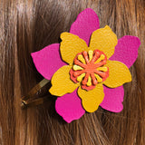 Barette fleur moutarde/fushia 7 cm doré sur cheveux