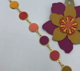 Bracelet composé de médaillons de laiton et cuir (moutarde, orange, fushia, rose) et barrette fleur en cuir coordonnée